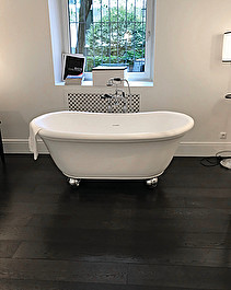 Aurora Bijoux bathtub