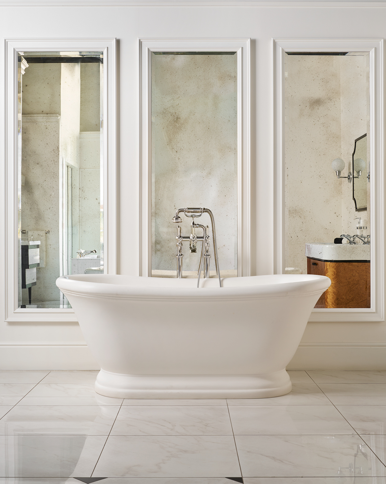 Aurora White Bathtub