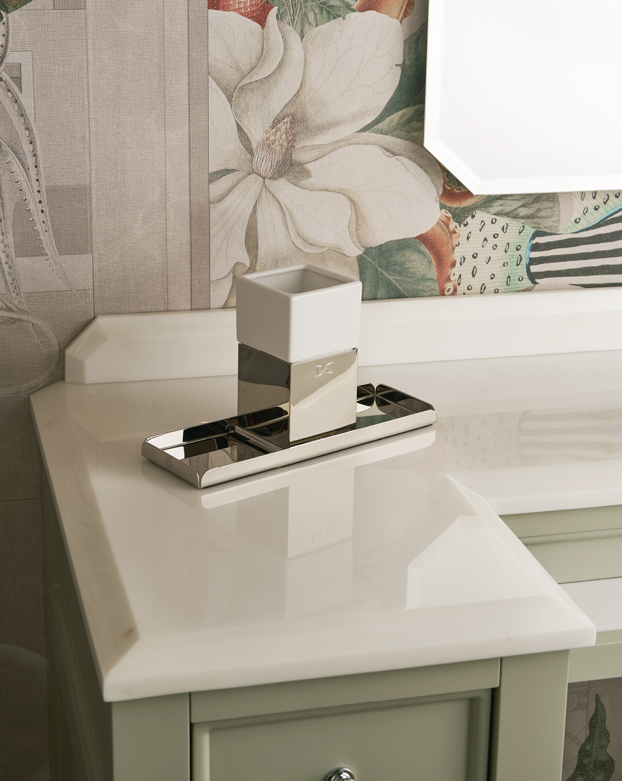 Cube Free-standing toothbrush holder