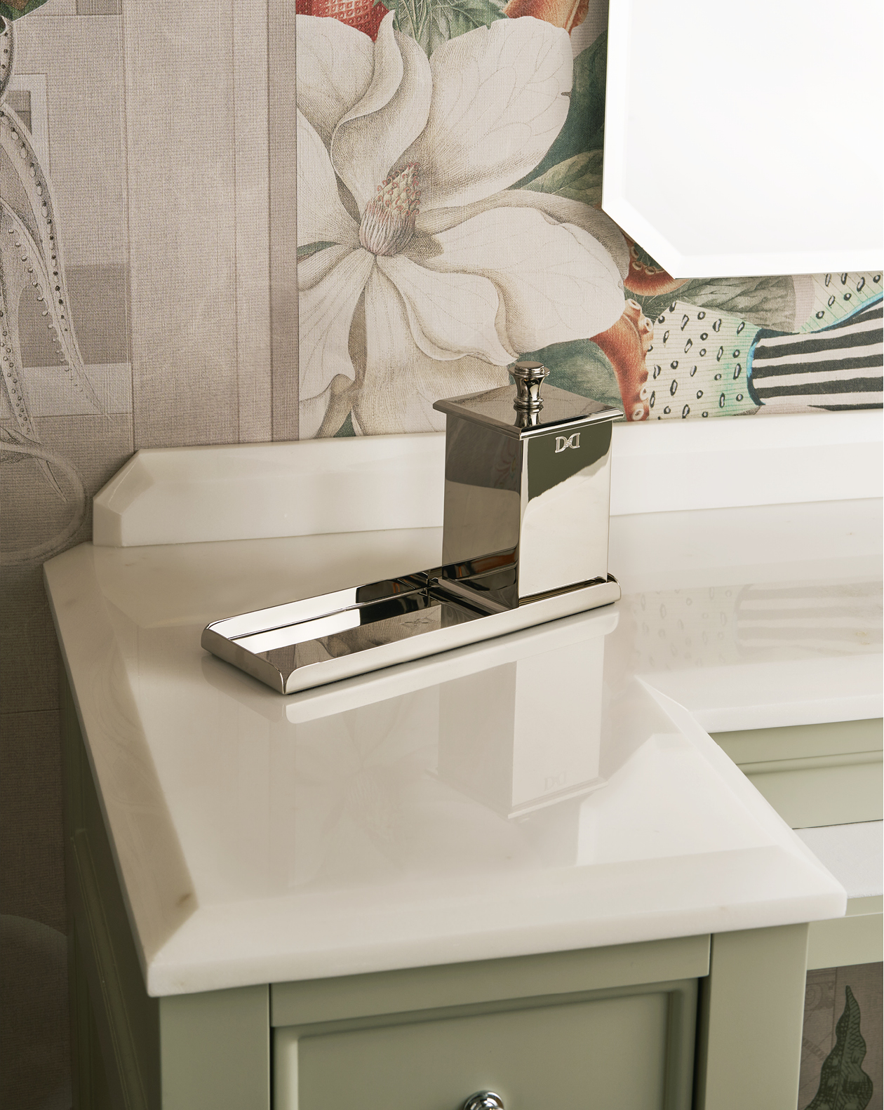 Cube Item holder with lid